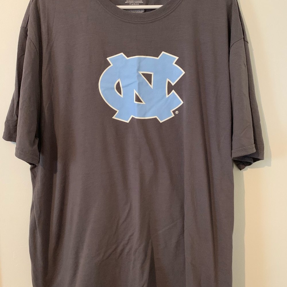 Gildan Charcoal Tee with UNC Tar Heels Graphic